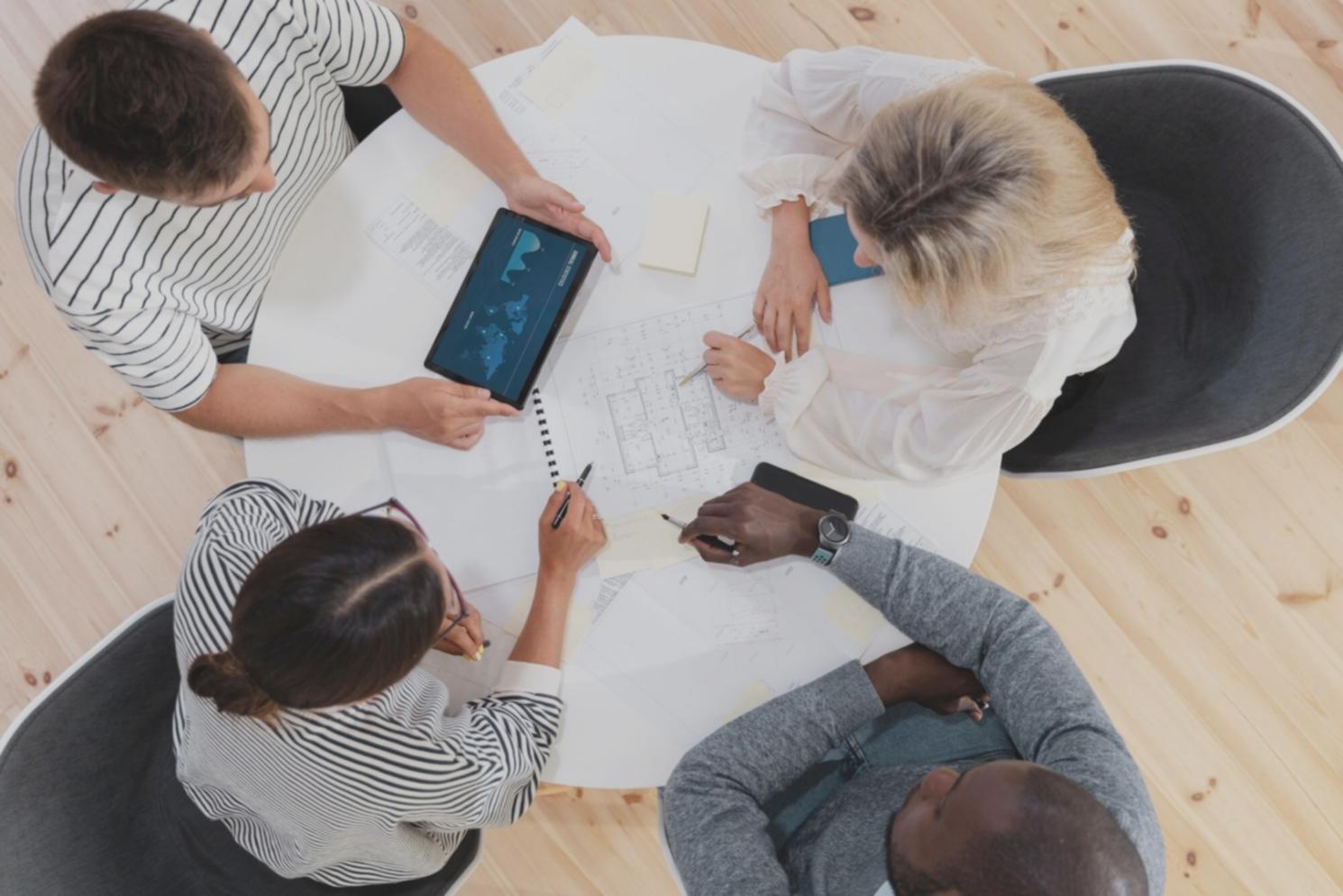 Participant suivant un webinaire interactif sur la gestion financière